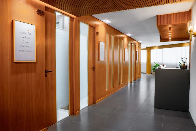 Couloir en bois menant aux salles de soin
