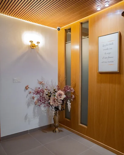 Entrée fleurie et détail décoratif du cabinet