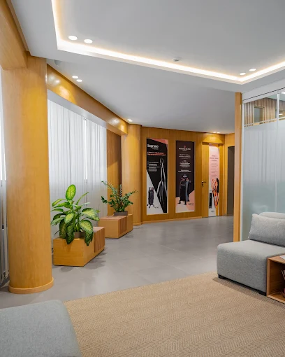 Espace d’attente clair avec mobilier confortable
