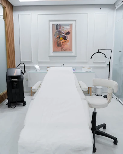 Salle de soin dermatologique épurée, lumière douce et œuvre d’art