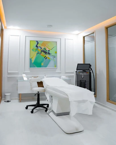 Salle dédiée aux soins laser, ambiance blanche et lumineuse